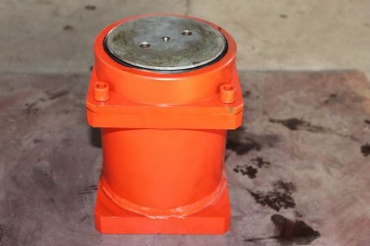 点击查看详细信息<br>标题：150掘进机涨紧油缸 阅读次数：2644